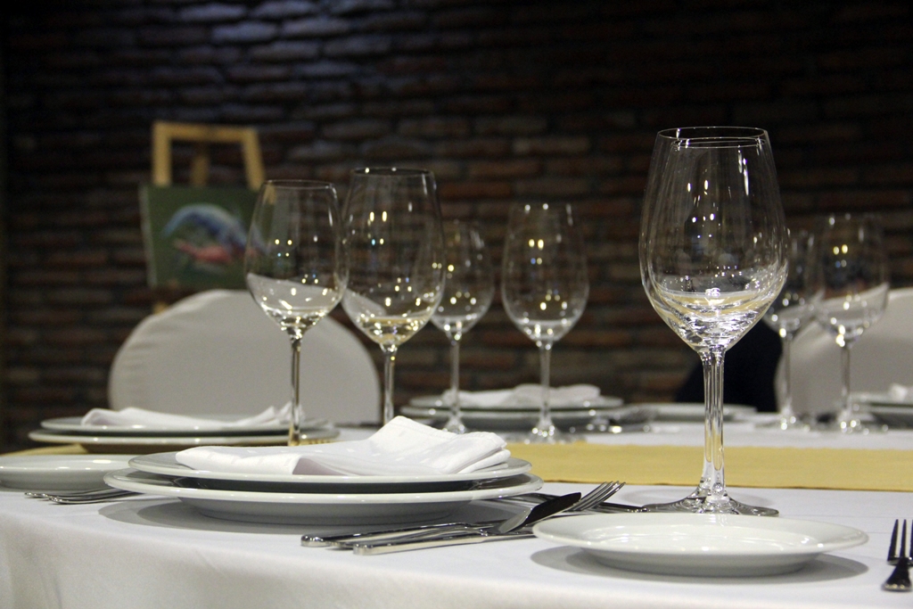 Fine dining glassware & plate setup