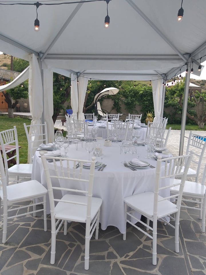 Round table setup with Chiavari chairs under pagoda